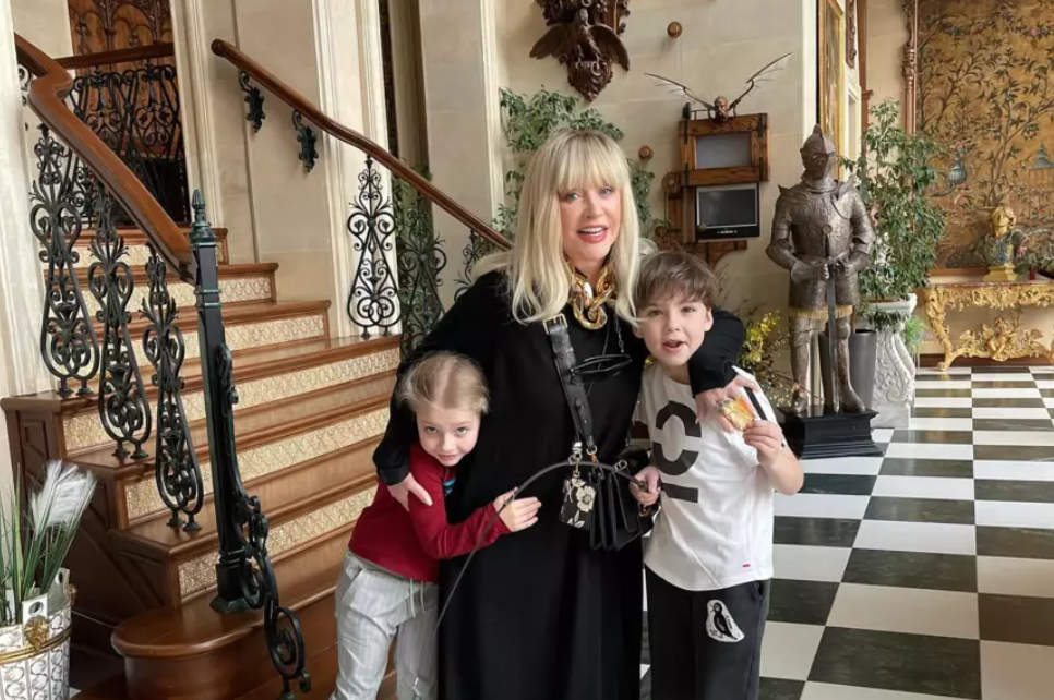 Alla Pugačova ar bērniem savā pilī. Foto: Ekrānuzņēmums no Instagram