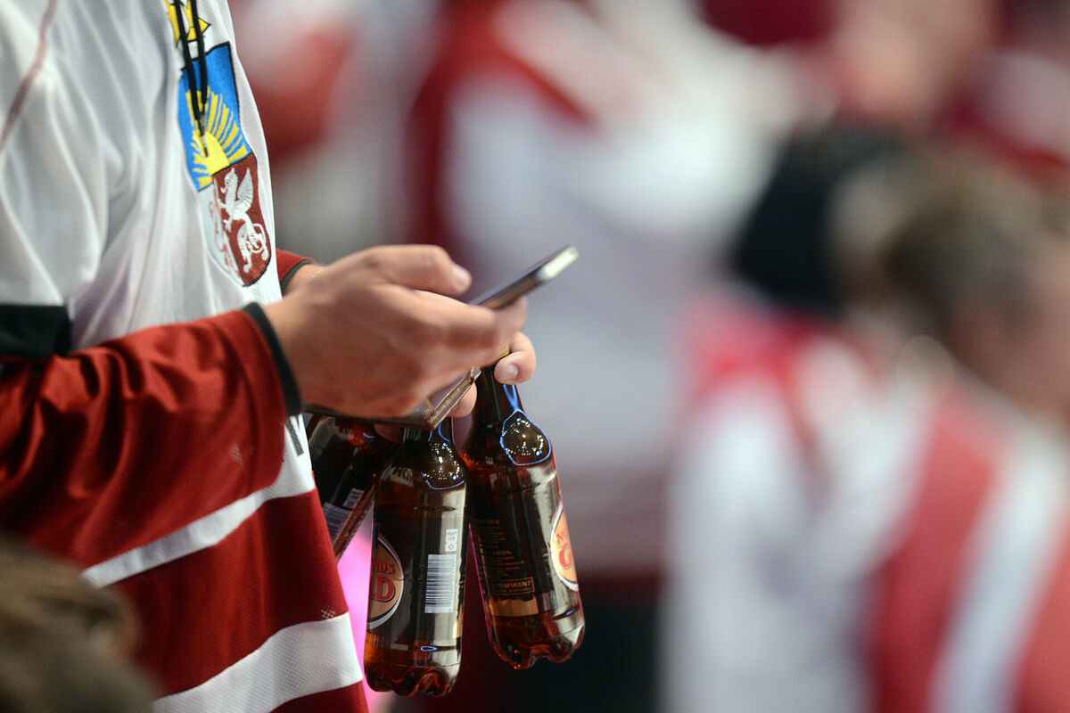 Hokeja fans ar alus pudelēm. Foto: Edijs Pālens/LETA