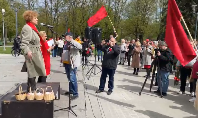 Eiroparlamentāriete Tatjana Ždanoka pie Raiņa pieminekļa Rīgā. Foto: Ekrānuzņēmums no Twitter