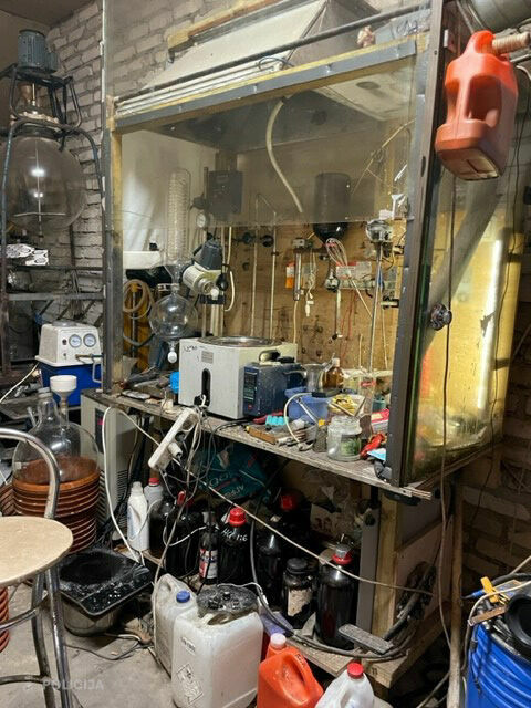 Metadona laboratorija, kas bijusi ierīkota autoservisa telpās. Foto: Valsts policija