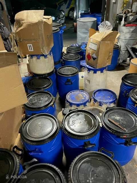 Metadona laboratorija, kas bijusi ierīkota autoservisa telpās. Foto: Valsts policija