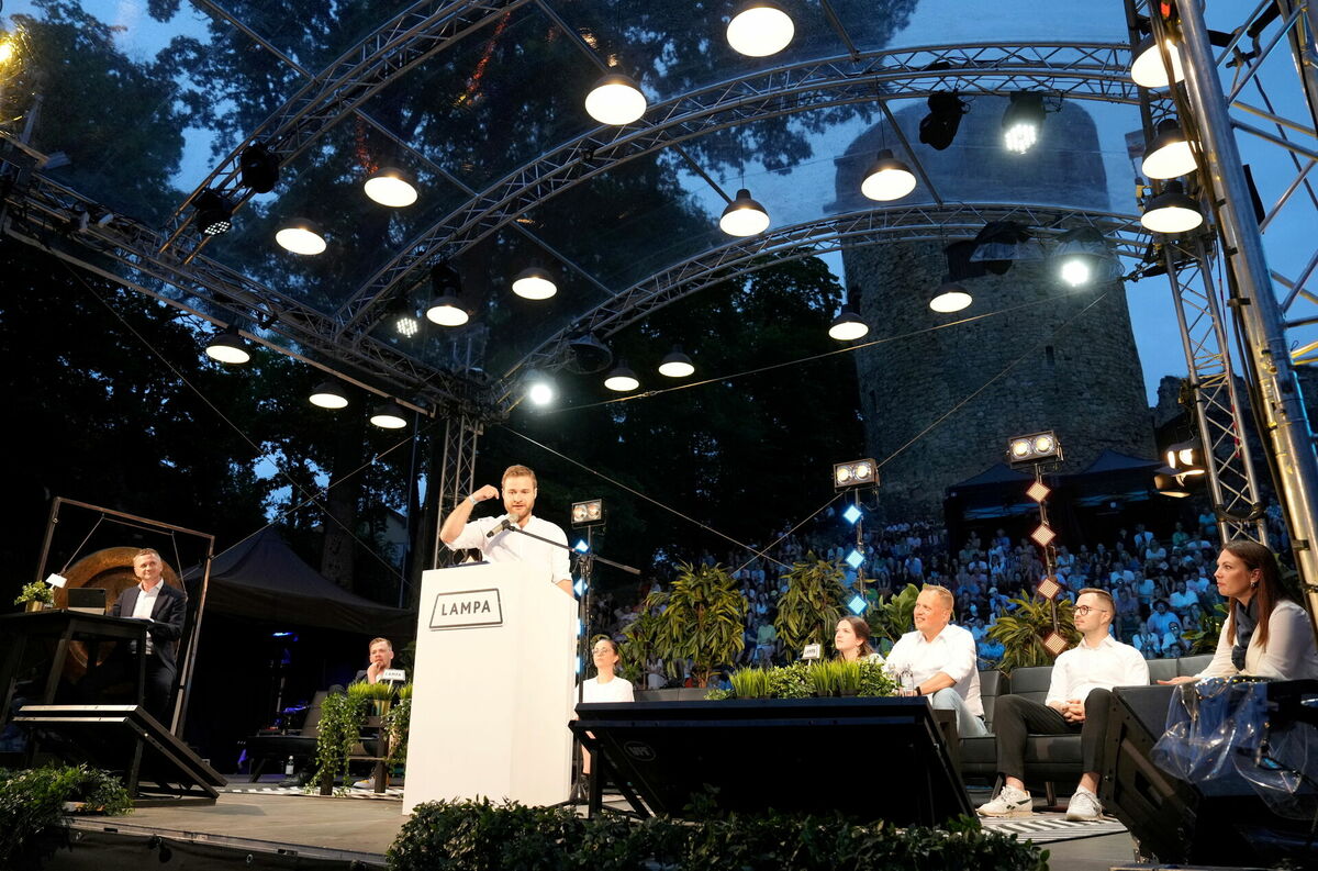 "Politiķu cepiens" sarunu festivālā "Lampa" Cēsu pils parkā.Foto: LETA © Zane Bitere