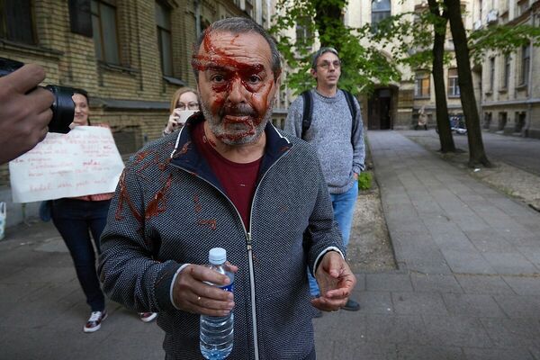 Viktors Šenderovičs pēc tam, kad uzstāšanās laikā ticis apliets ar kečupu. Foto: Oleg Nikishin/Facebook