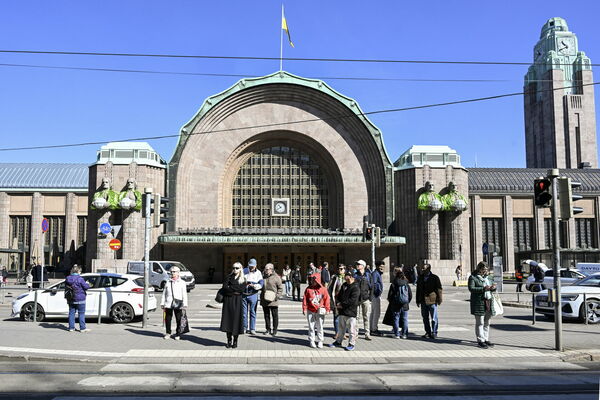 Somijas Centrālā stacija izdekorēta par godu valsts pārstāvim Käärijä. Foto: AP/Scanpix