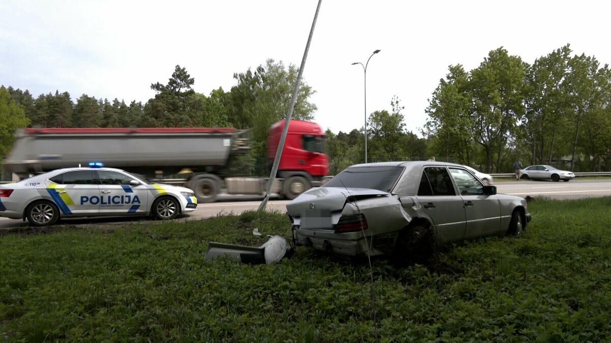 Notikuma vieta uz Jūrmalas šosejas, kur 17. maija rītā sadūrās "Mercedes" un "Audi" automašīnas. Foto: TV3 raidījums "Degpunktā"