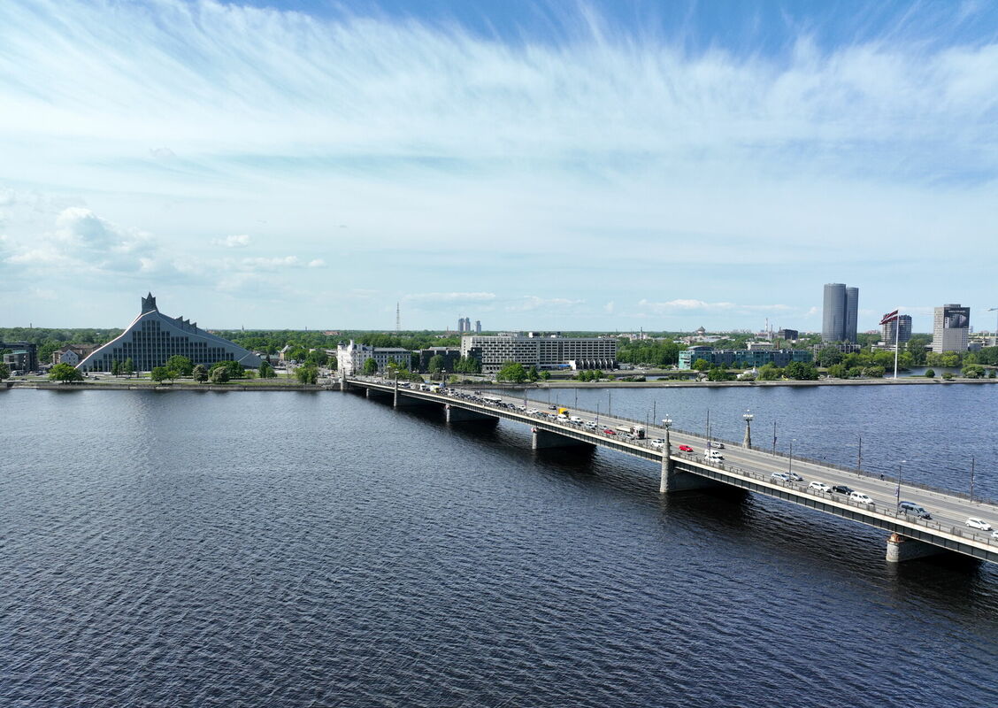 Akmens tilts pār Daugavu. Foto: LETA