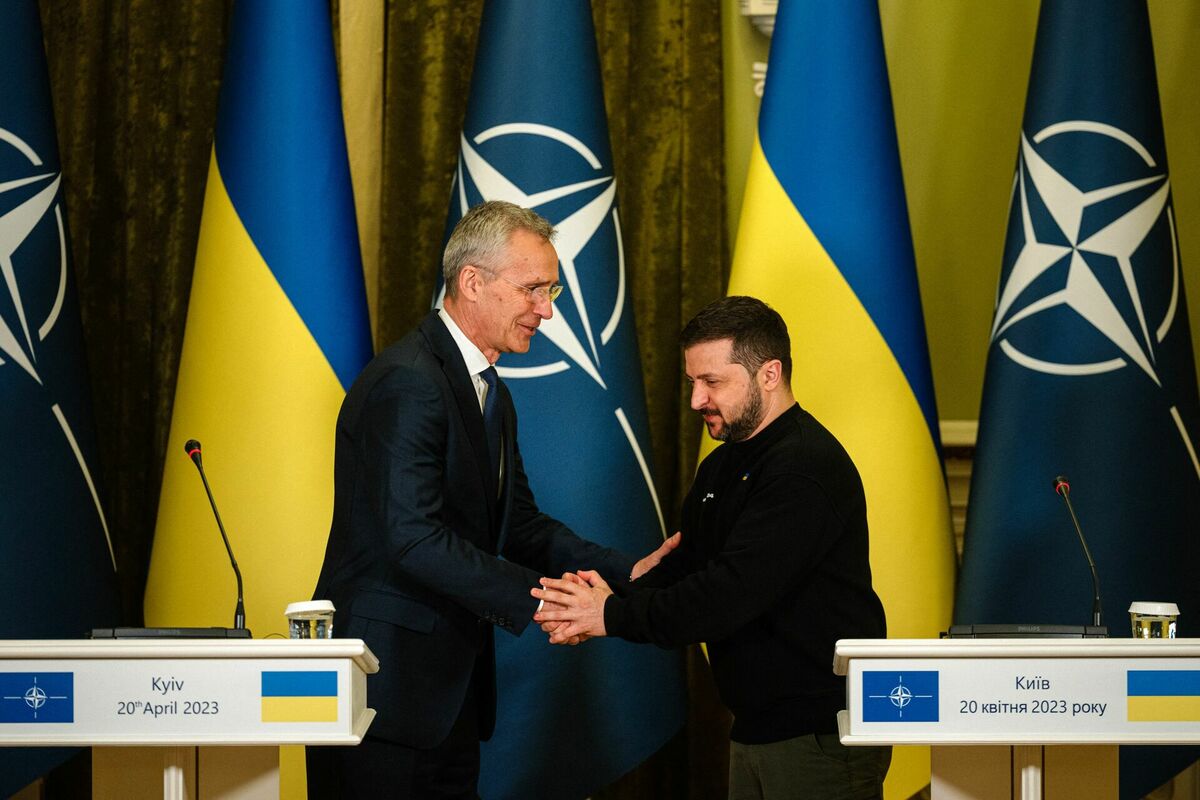 NATO ģenerālsekretārs Jenss Stoltenbergs un Ukrainas prezidents Volodimirs Zelenskis. Foto: AFP/Scanpix