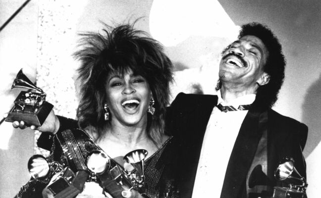 Tīna Tērnere un Lionels Ričijs "Grammy" balvžu pasniegšanas ceremonijā Losandelosā 1985. gadā. Foto: AP Photo/Lennox McLendon
