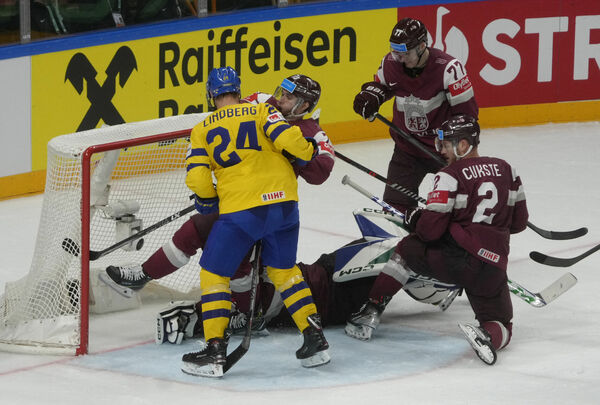 Latvija pret Zviedriju. Foto: REUTERS/Ints Kalnins
