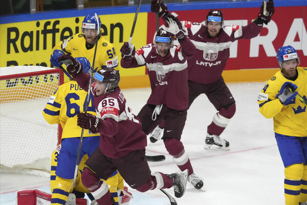 Latvija pret Zviedriju. Foo: AP Photo/Roman Koksarov