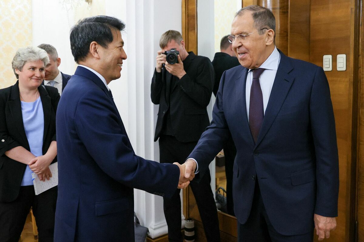 Ķīnas Ārlietu ministrijas pārstāvis Li Hui un Krievijas ārlietu ministrs Sergejs Lavrovs. Foto: AP/Scanpix