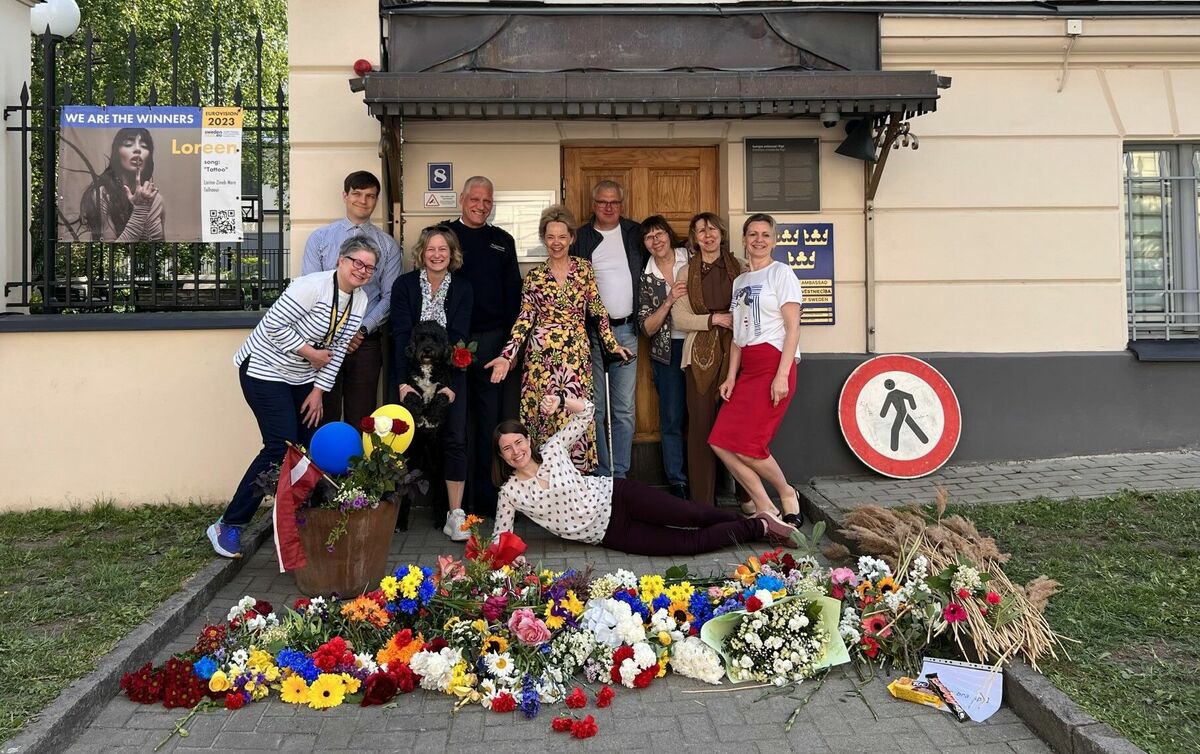 Diplomāti pozē ar ziediem pie Zviedrijas vēstniecības Latvijā. Foto: SwedeninLV/Twitter