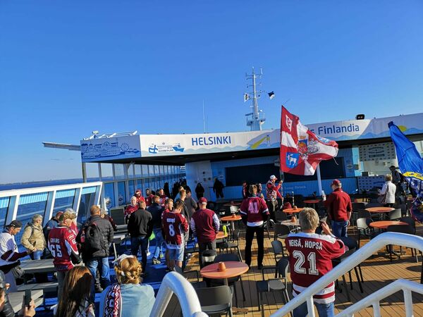 Latvijas hokeja fani uz prāmja, ceļā uz Tamperi, kur norisināsies pusfināla mačs starp Latviju un Kanādu. Foto: 1188.lv