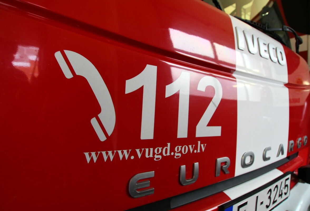 Valsts ugunsdzēsības un glābšanas dienesta transportlīdzeklis. Foto: Ivars Soikāns/LETA