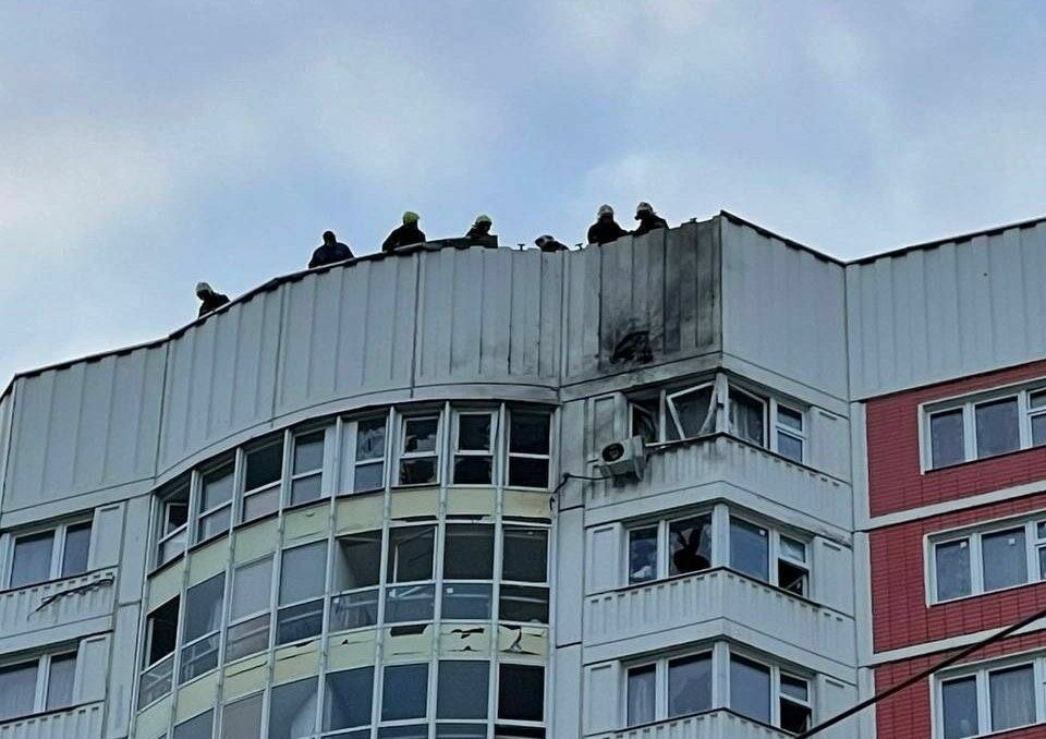 Viena no ēkām Maskavā, kurai trāpīja drons. Foto: tretter50001/Twitter