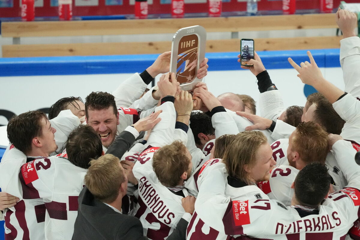 Latvijas hokeja izlases spēlētāji ar bronzas godalgu pēc Pasaules hokeja čempionāta spēles starp Latvijas un ASV valstsvienībām ''Nokia arēnā'' Tamperē. Foto: Edijs Pālens/LETA