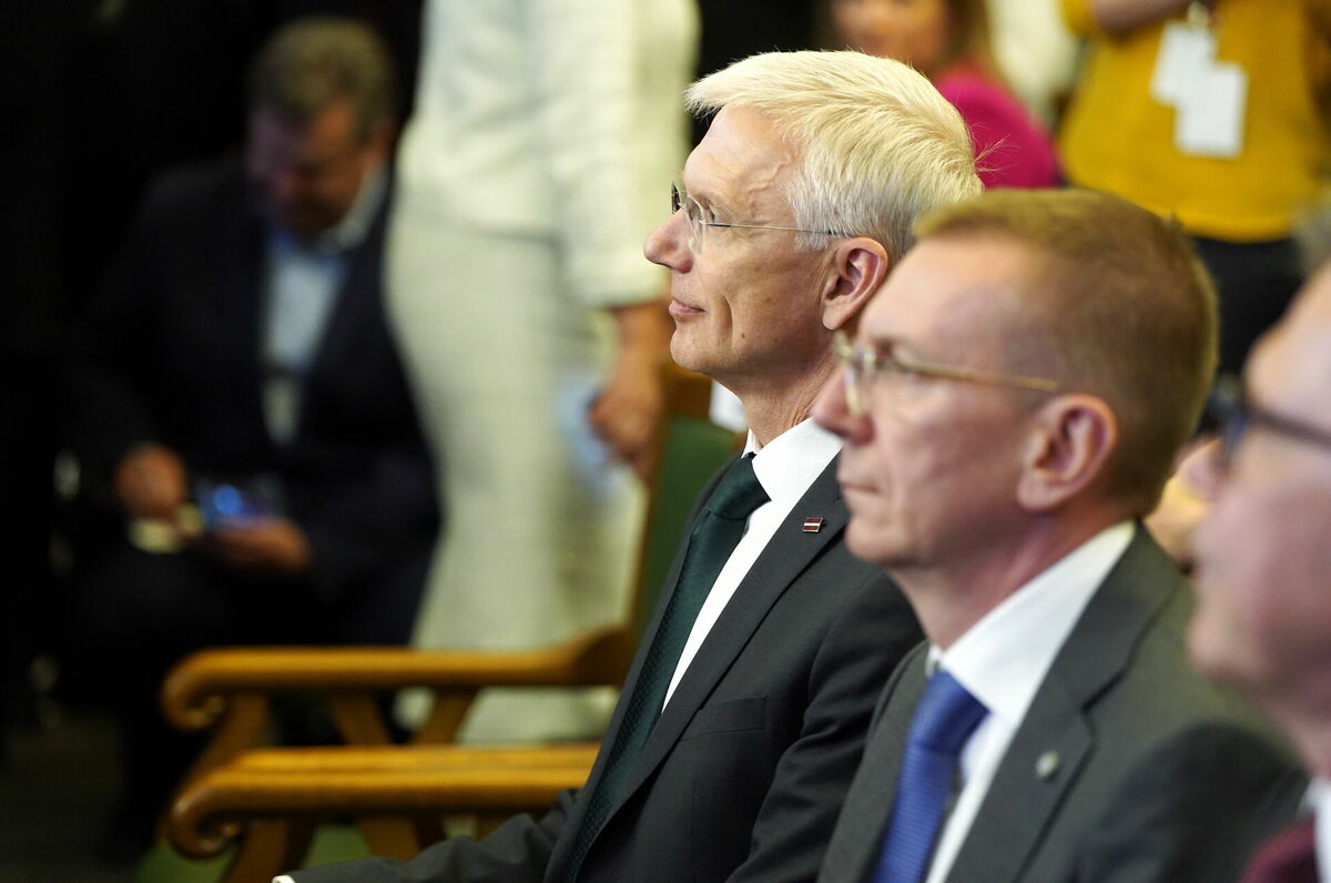 Ministru prezidents Krišjānis Kariņš (no kreisās) un jaunievēlētais Valsts prezidents Edgars Rinkēvičs. Foto: Paula Čurkste/LETA