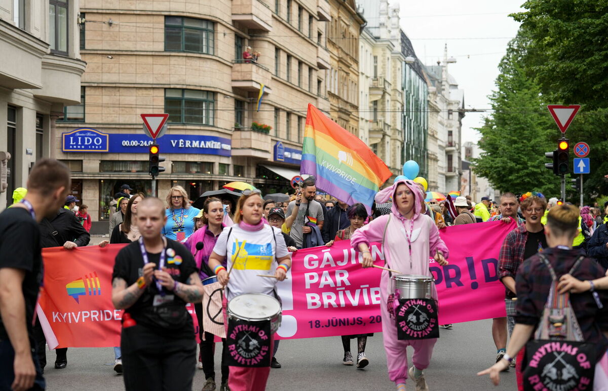 Cilvēktiesību pasākumu nedēļas "Riga Pride" gājiens 2022. gadā. Foto: Paula Čurkste/LETA
