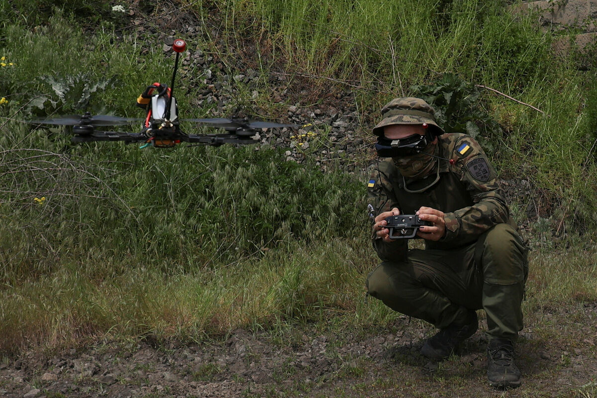 Ukrainas armijnieks piedalās dronu apmācībās. Foto: Reuters/Scanpix