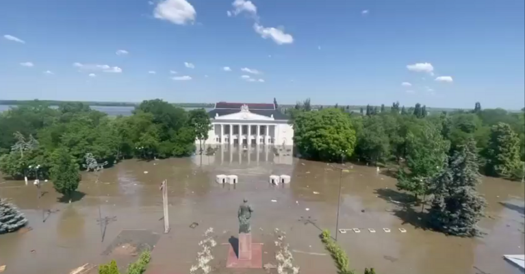 Plūdi, ko izraisījusi okupantu nežēlība Kahkovas hidroelektrostacijā, Ukrainā. Foto: Ekrānuzņēmums no "Twitter"