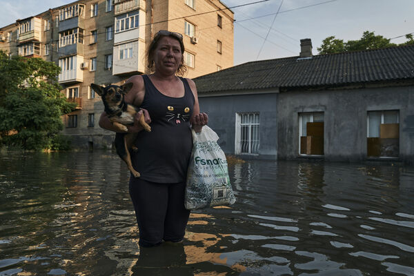 Iedzīvotāji Hersonas apgabalā, Ukrainā, spiesti evakuēties krievu pārrautā Kahovkas hidroelektrostacijas dēļ. Foto: AP/Reuters/Scanpix