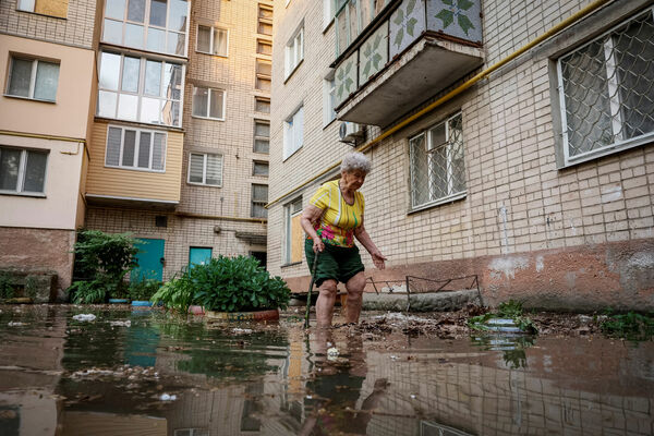 Iedzīvotāji Hersonas apgabalā, Ukrainā, spiesti evakuēties krievu pārrautā Kahovkas hidroelektrostacijas dēļ. Foto: AP/Reuters/Scanpix
