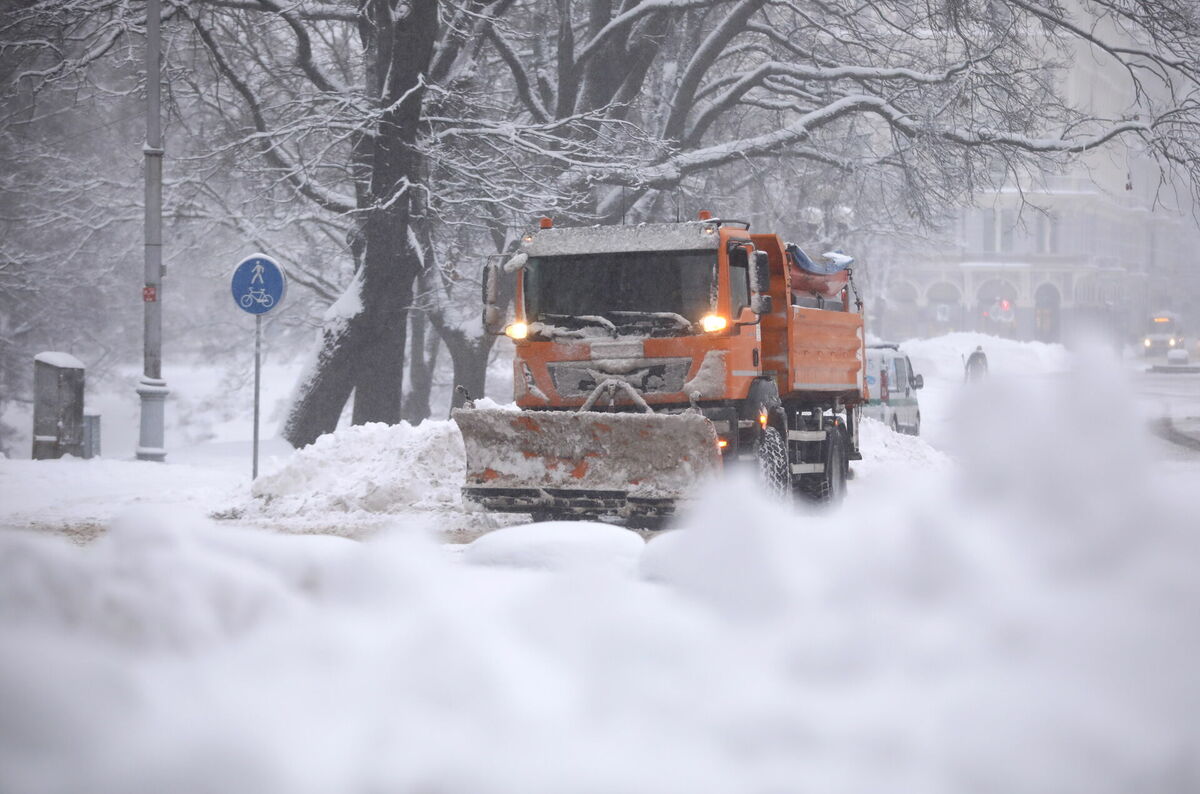 Ceļu tīrīšana ziemā. Foto: Paula Čurkste/LETA
