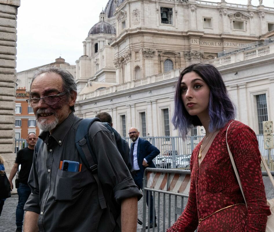 Vides aizstāvju organizācijas organizācijas "Last Generation" ("Pēdējā paaudze") pārstāvji, kas sevi pielīmēja pie skulptūras Vatikāna muzejā. Foto: AFP/Scanpix