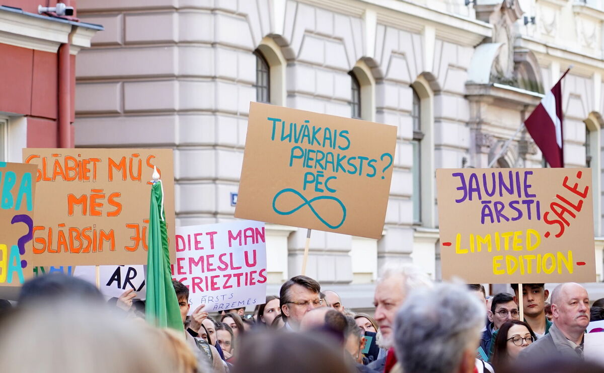 Mediķu protesta akcija pie Saeimas 2023. gada 11. maijā. Foto: Zane Bitere/LETA