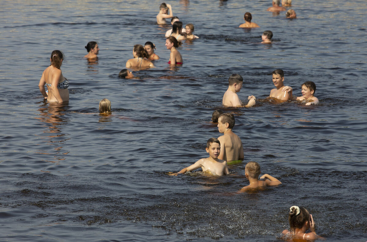 Cilvēki peldās. Foto: Edijs Pālens/LETA