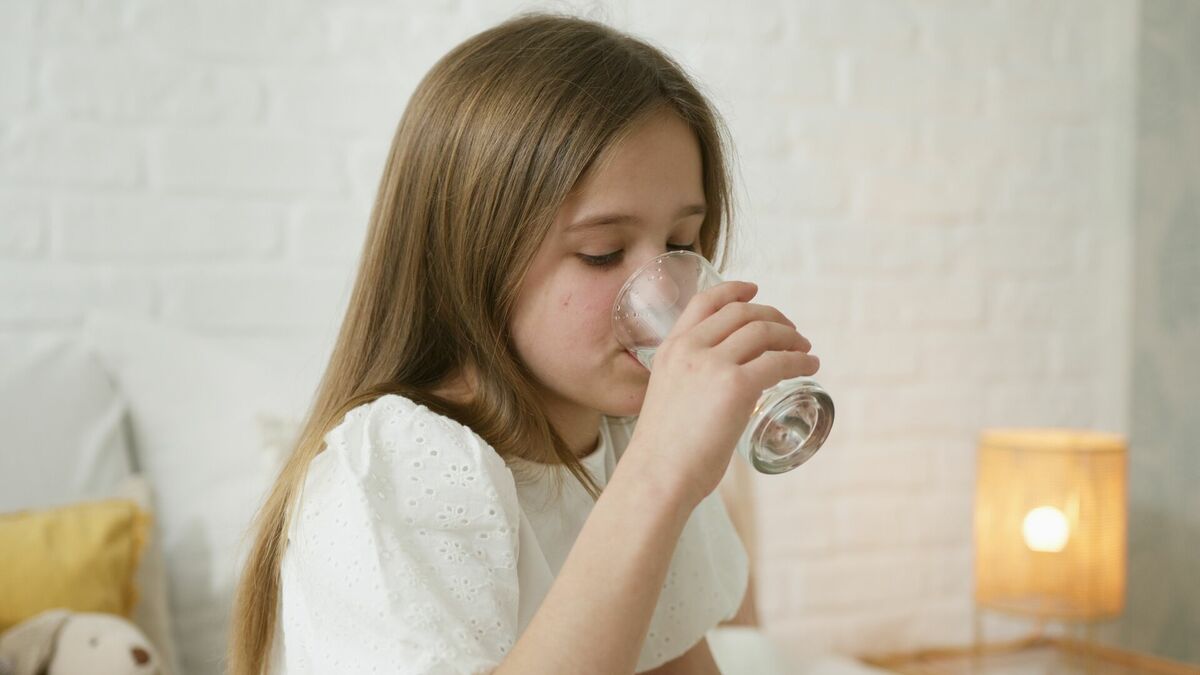 Bērns dzer ūdeni. Foto: Pexels