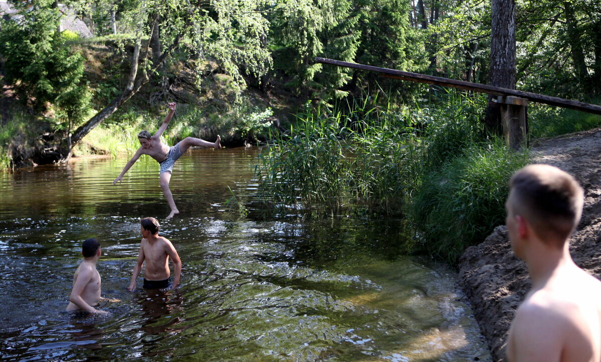 Cilvēki peldas. Foto: Edijs Pālens/LETA