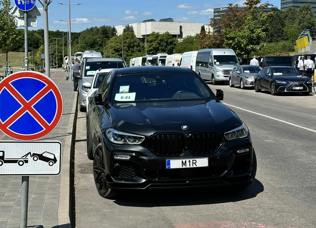 BMW automašīna, kuru NATO samitam izmantoja ASV vēstniecības Lietuvā pārstāvji. Foto: Šarūnas Černiauskas/Facebook