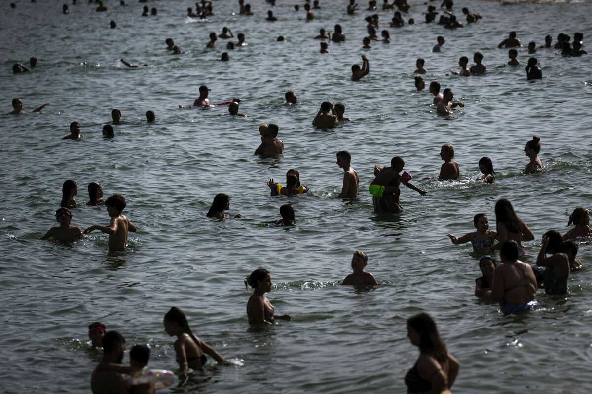 Cilvēki peldās Barselonā, Spānijā. Foto: AP/Scanpix