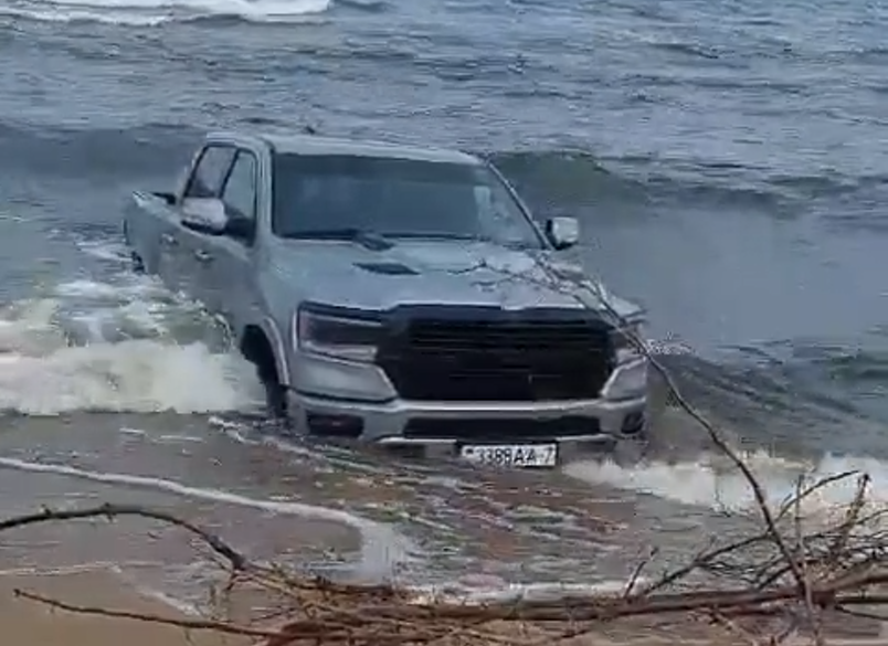 Automašīna, kas šodien atrasta Carnikavā. Foto: Sadursme/Twitter