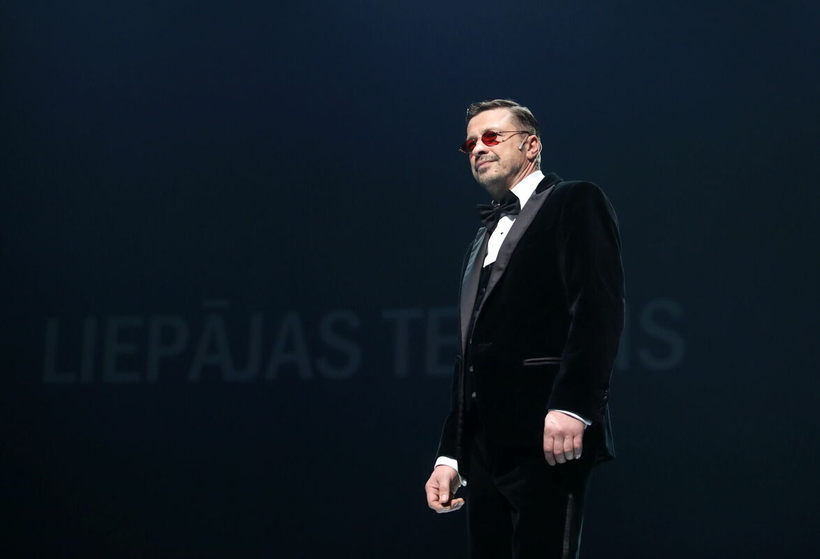 Aktieris Egons Dombrovskis piedalās "Spēlmaņu nakts" balvu pasniegšanas ceremonijā Dailes teātrī. Foto: Sintija Zandersone / LETA