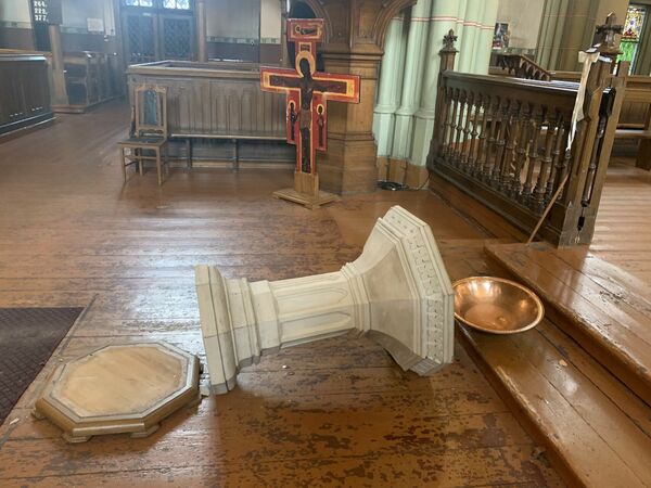 Rīgas Vecā Svētā Ģertrūdes luterāņu baznīca, kurā uzdarbojās vandālis. Foto: Krists Kalniņš/Twitter