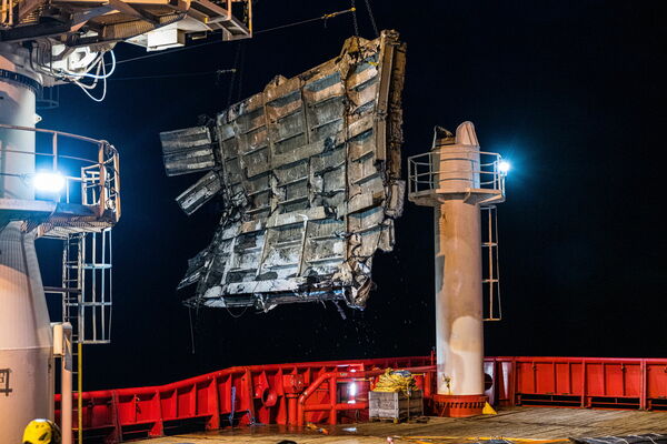 Izceltā prāmja "Estonia" priekšgala rampa. Foto: AFP/Scanpix