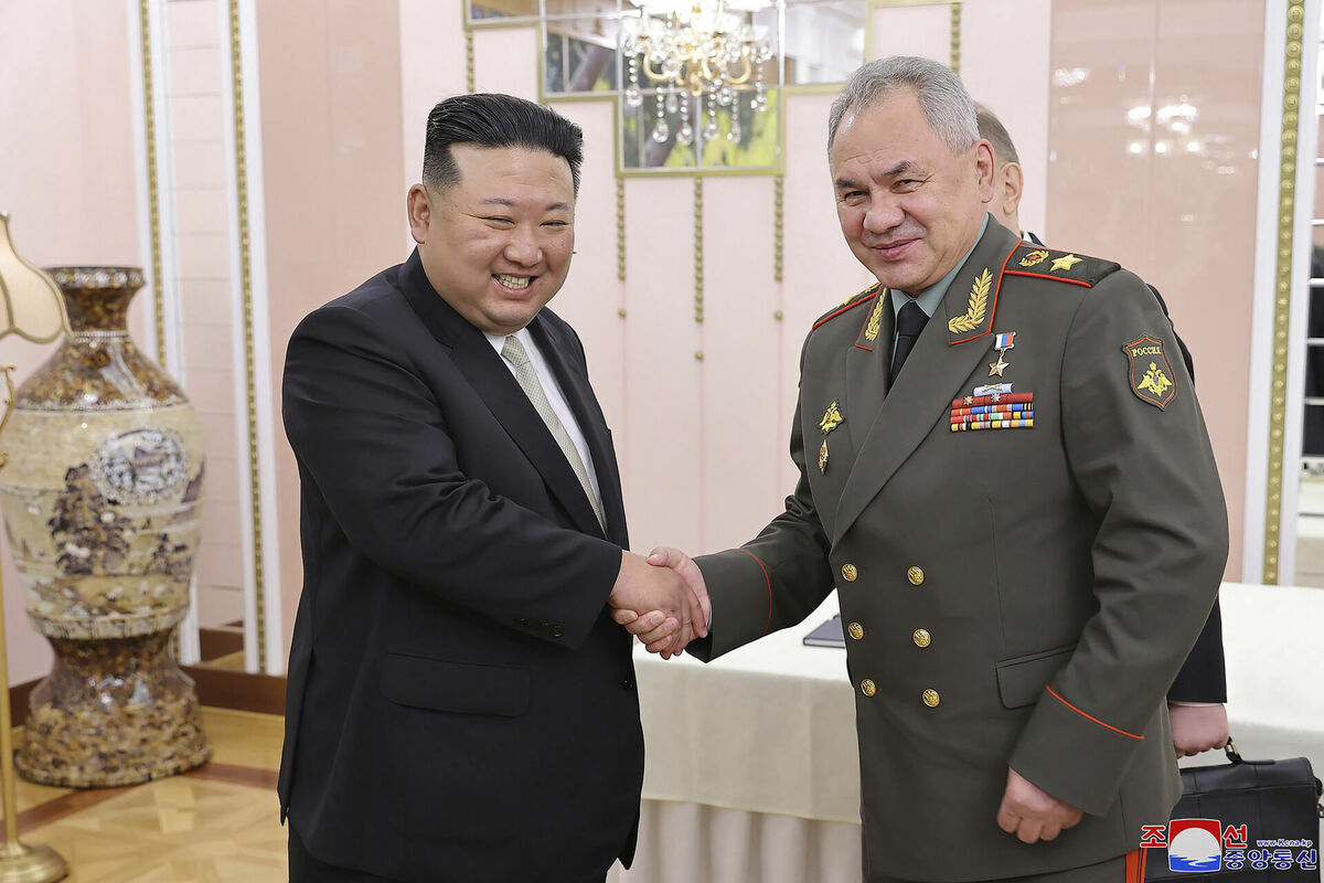 Ziemeļkorejas līderis Kims Čenuns un Krievijas aizsardzības ministrs Sergejs Šoigu. Foto: AP/Scanpix