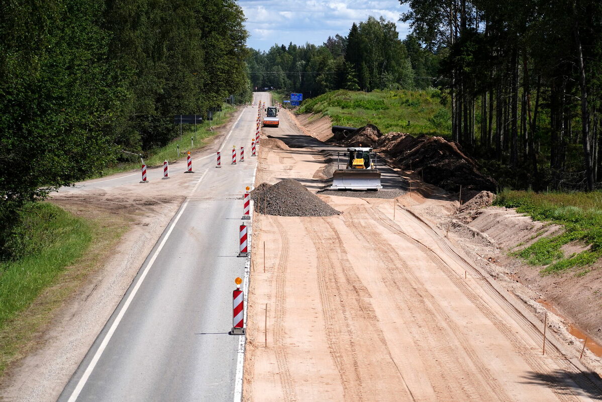 Ceļa remontdarbi uz Vidzemes šosejas pie Melturiem. Foto: Paula Čurkste/LETA
