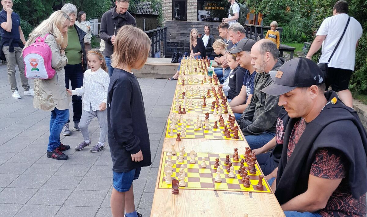 Aksels Lukševičs: The Talented Latvian Chess Player Who Beat 10 Opponents Simultaneously