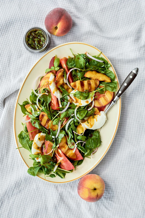 Salāti ar tomātiem un grilētiem nektarīniem. Foto: Viktorija Kožemjakina