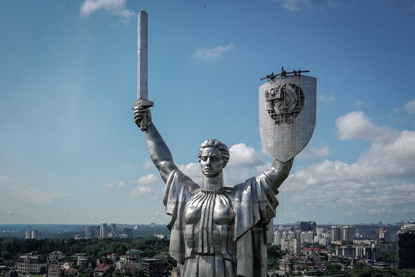 Piemineklis “Dzimtene” Kijivā, no kura noņemta padomju simbolika. Foto: AP/Scanpix