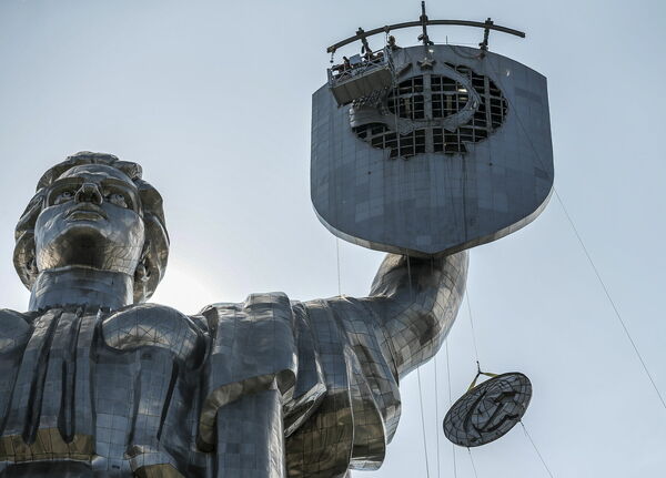 Piemineklis “Dzimtene” Kijivā, no kura noņemta padomju simbolika. Foto: AP/Scanpix