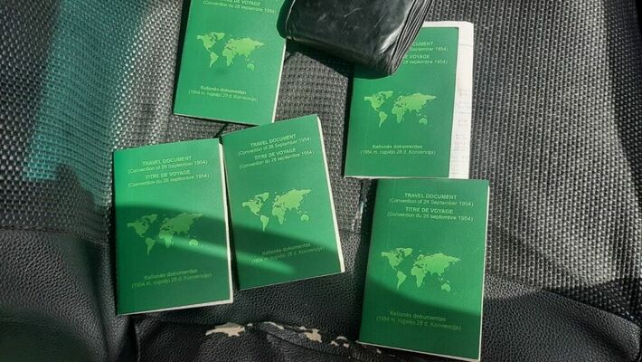 Aizturēto uzrādītās viltotās pases. Foto: Lietuvas robežsardze