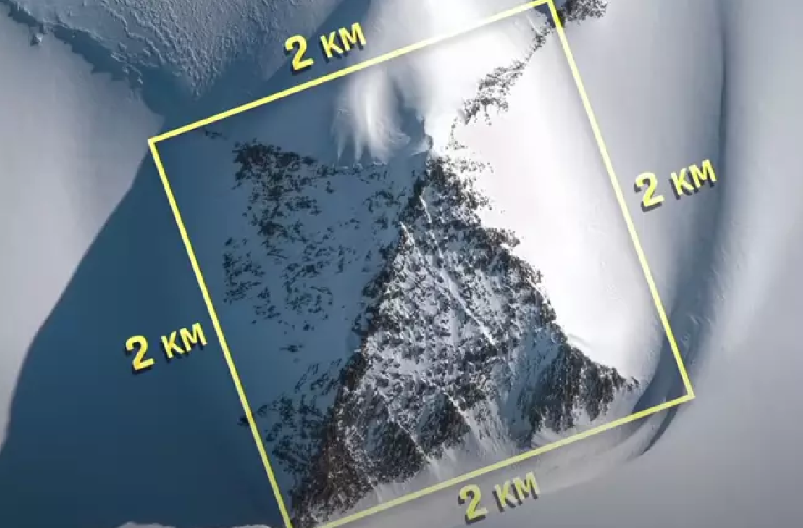 Piramīdai līdzīgais veidojums, kas atklāts Antarktīdā. Foto: Unilad/YouTube