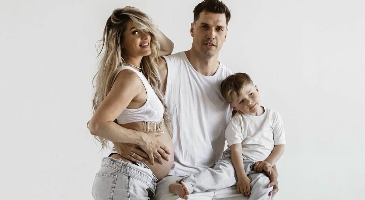 Linda Palauska un Andrejs Selakovs kopā ar dēlu. Foto: Zlata Kravetz / "Instagram" @lindapalauska