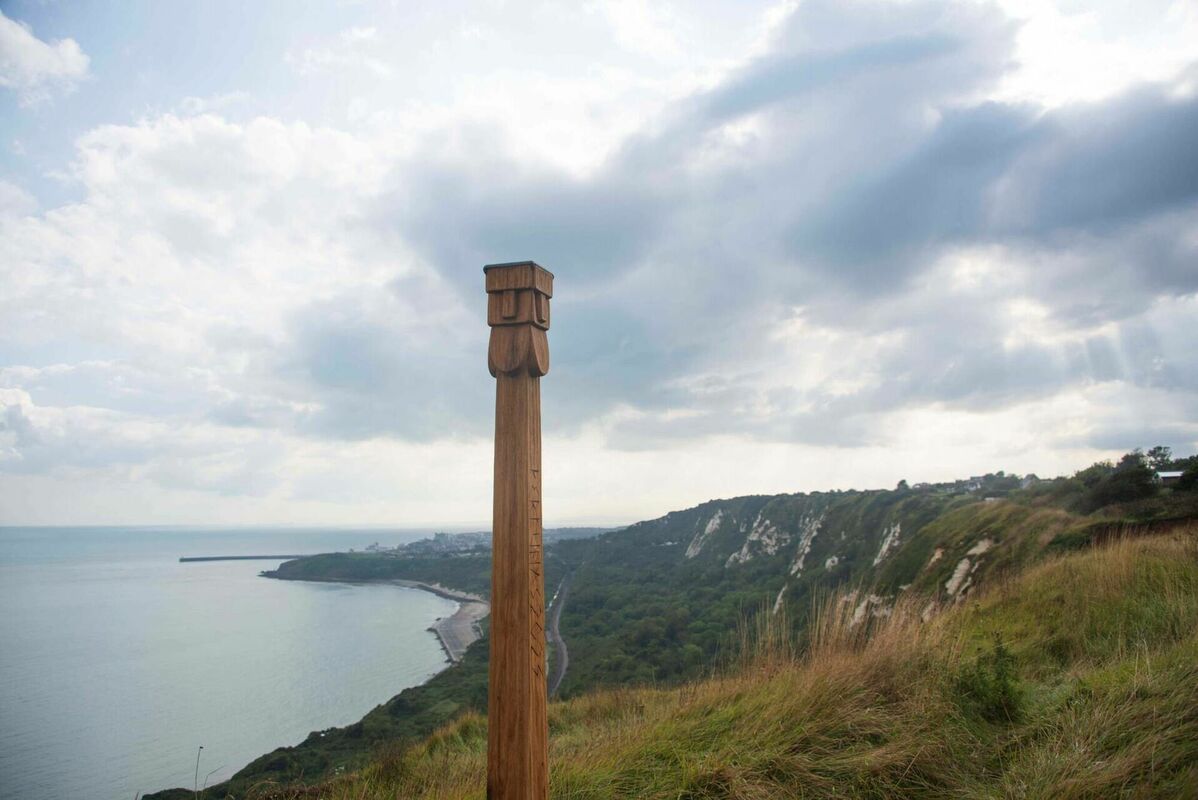 Totēma stabs, uz kura lasāms uzraksts lietuviešu valodā "Perkunas 2023". Foto: IMAGO/Dirk Seyfried / Parsons Media