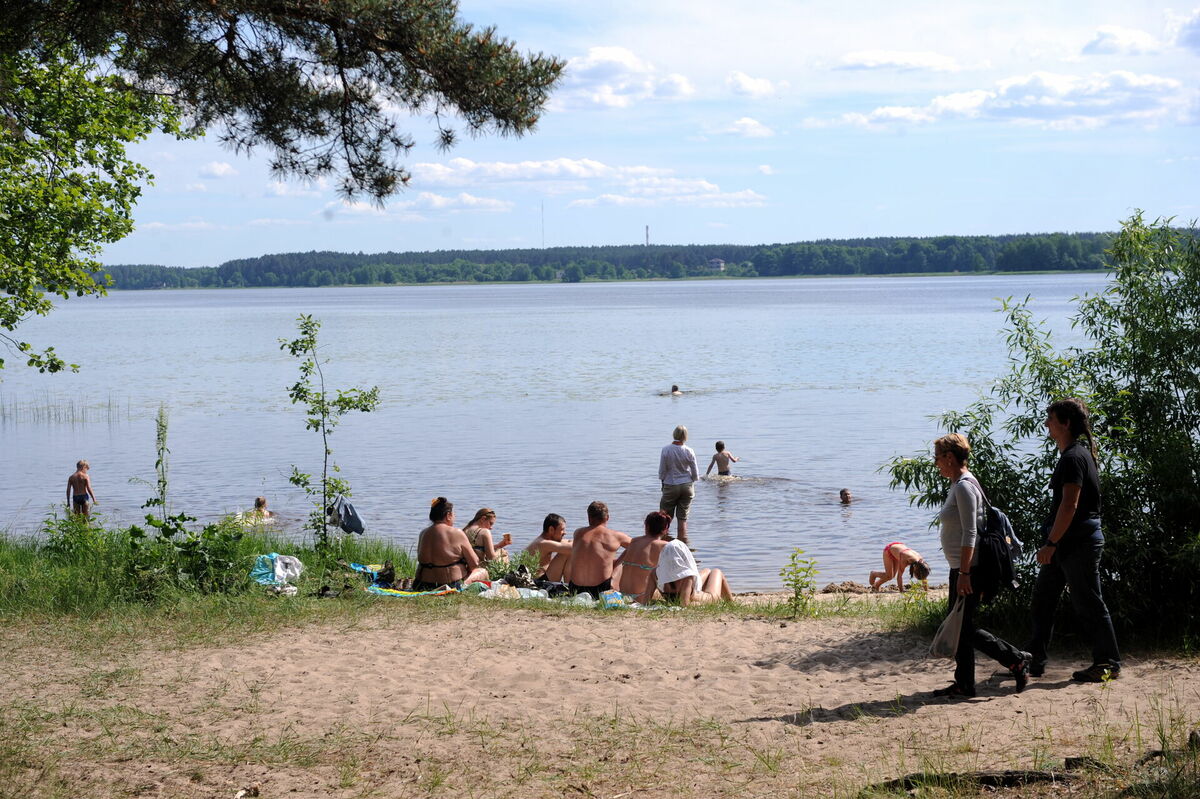Pēc atkārtotām analīzēm peldēties neiesaka divās atpūtas vietās pie ūdens Rīgā. Foto: Edijs Pālens/LETA
