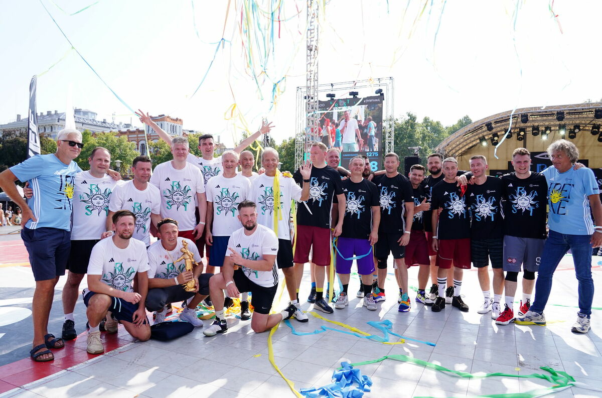 Politiķu spēle diennakts basketbola turnīrā "Krastu mačs" Esplanādē. Foto: Paula Čurkste / LETA